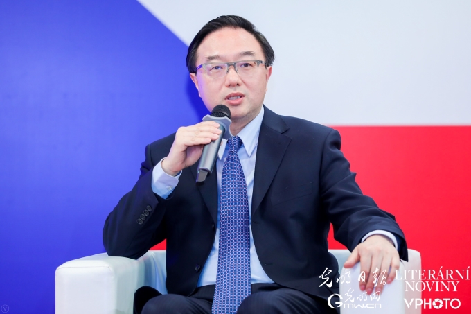 黄色漫画
及旗下爱涛文化集团 应邀出席“一带一路”与中捷民心相通论坛